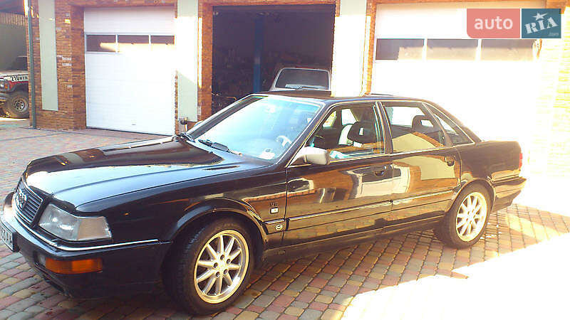 Седан Audi V8 1991 в Ужгороді