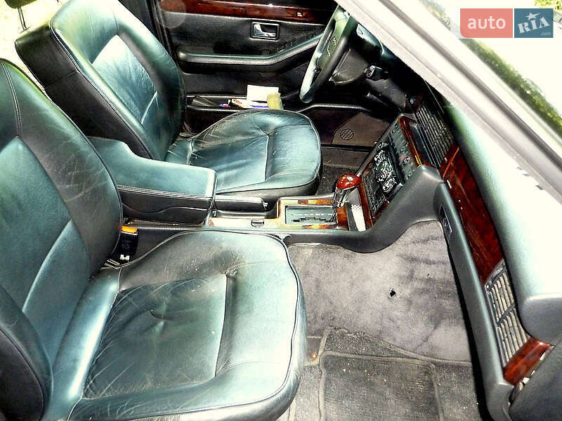 Седан Audi V8 1991 в Ужгороді