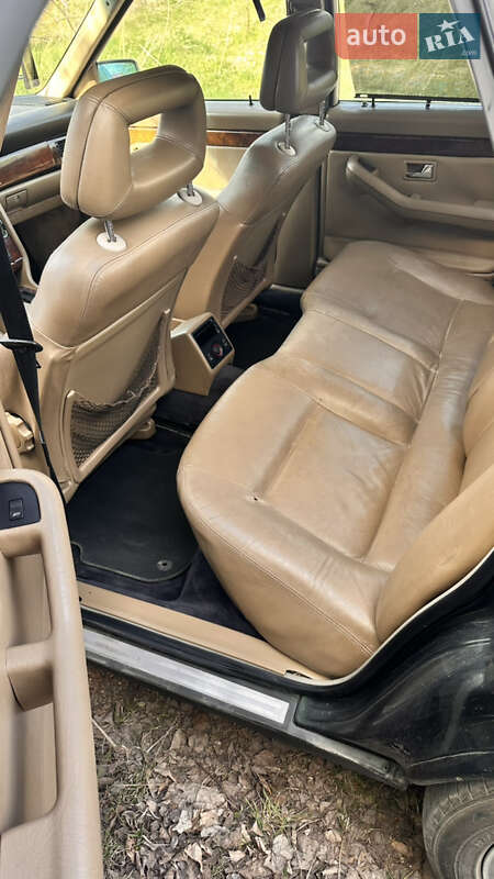 Седан Audi V8 1992 в Нововолынске