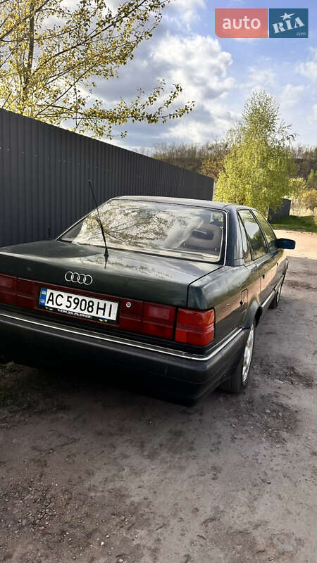 Седан Audi V8 1992 в Нововолынске