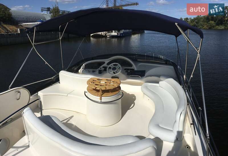 Моторна яхта Azimut Benetti 2002 в Києві