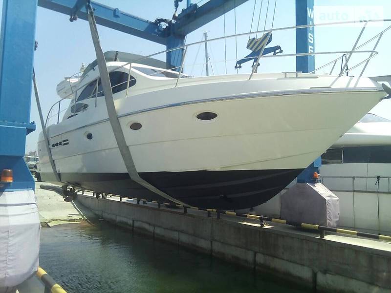 Моторна яхта Azimut Bennetti 2004 в Києві