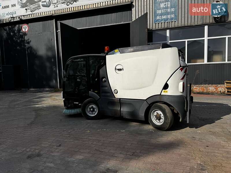 Прибиральна машина Azura MC 200 2014 в Львові