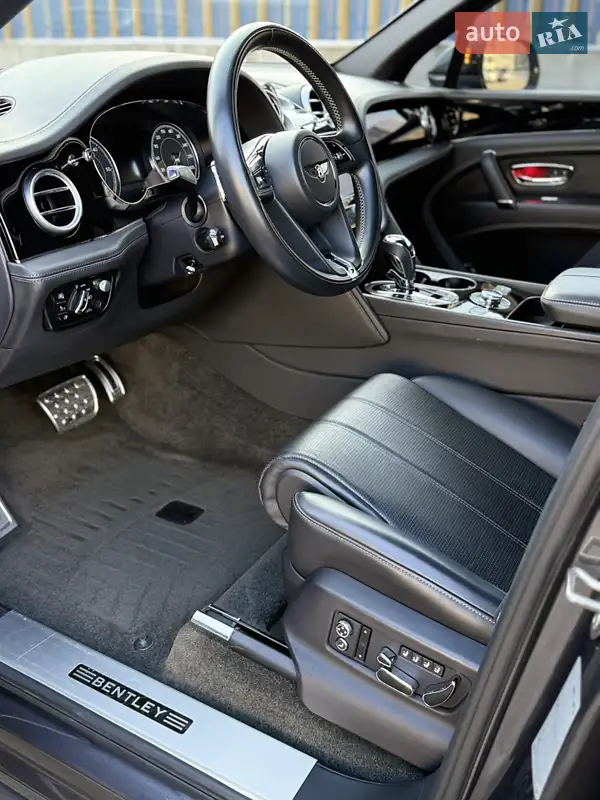 Bentley Bentayga 2017 VIN SJAAE34V3JC018233 фото оголошення 12 з 33