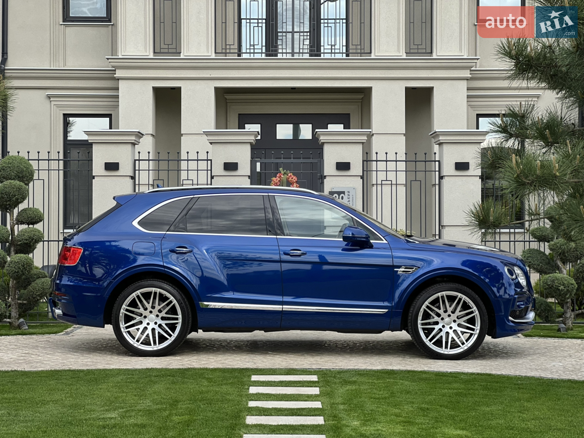 2017 Bentley Bentayga - мініатюра 17