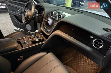 Внедорожник / Кроссовер Bentley Bentayga 2019 в 