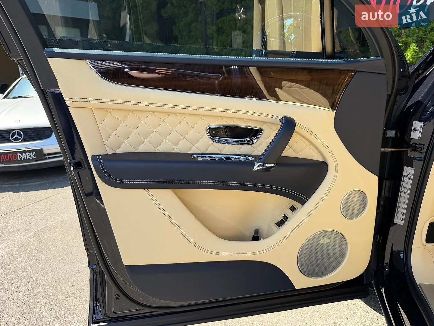 2016 Bentley Bentayga - мініатюра 17