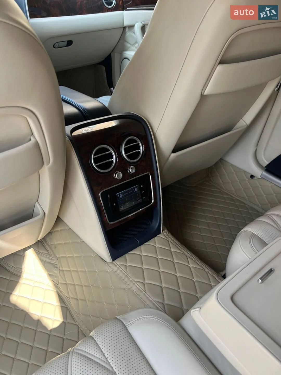 2015 Bentley Flying Spur - мініатюра 42