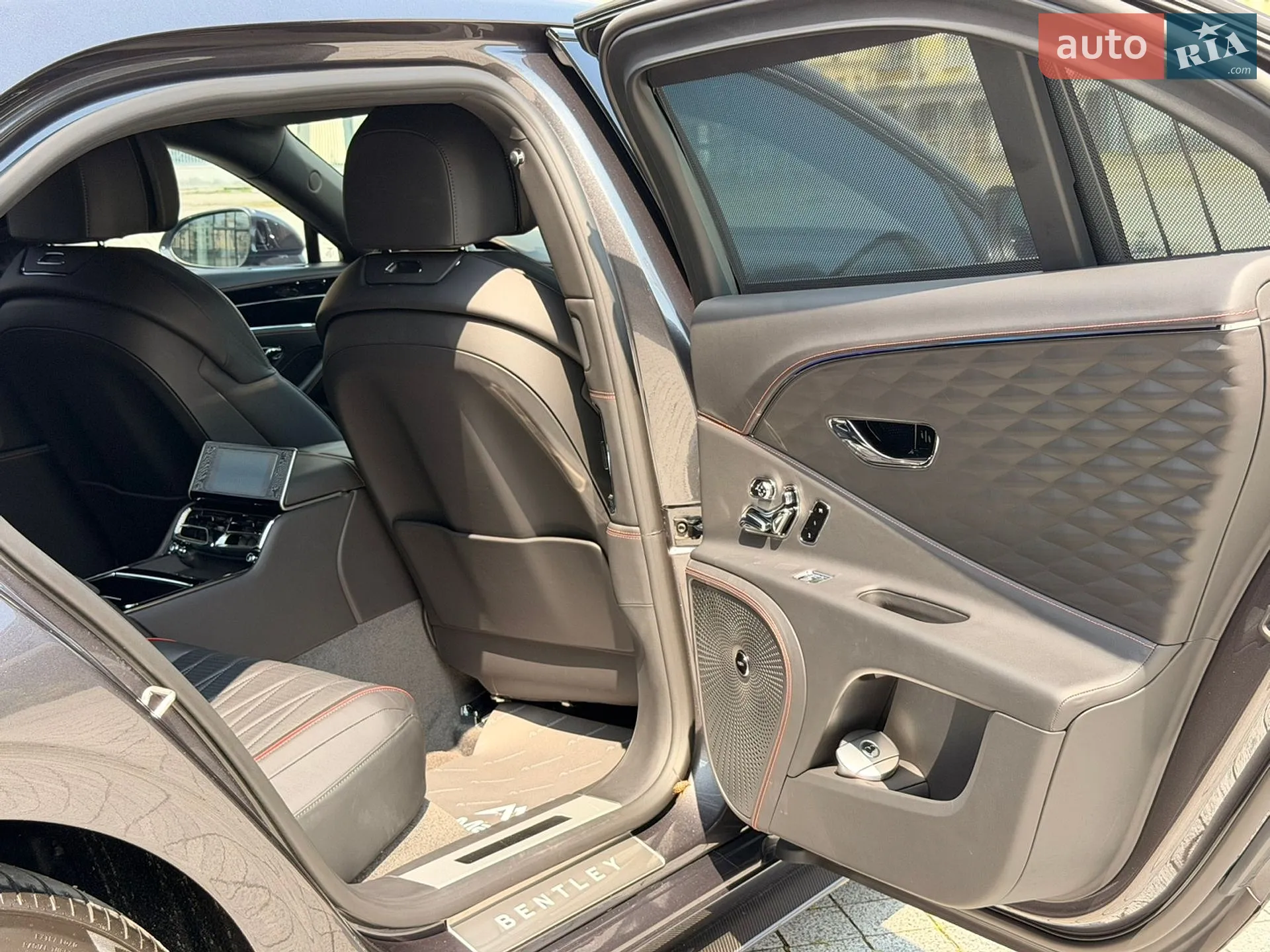 2021 Bentley Flying Spur - мініатюра 38