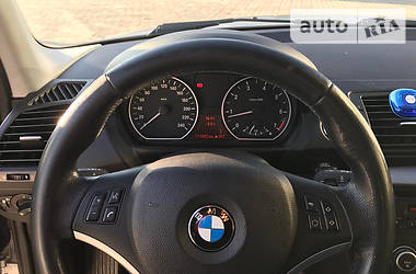 Хетчбек BMW 1 Series 2011 в 