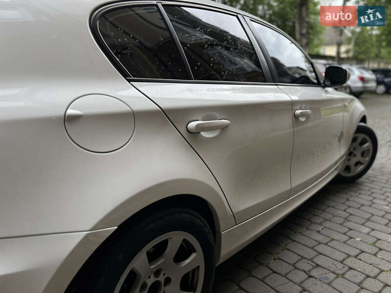 Хетчбек BMW 1 Series 2009 в Надвірній