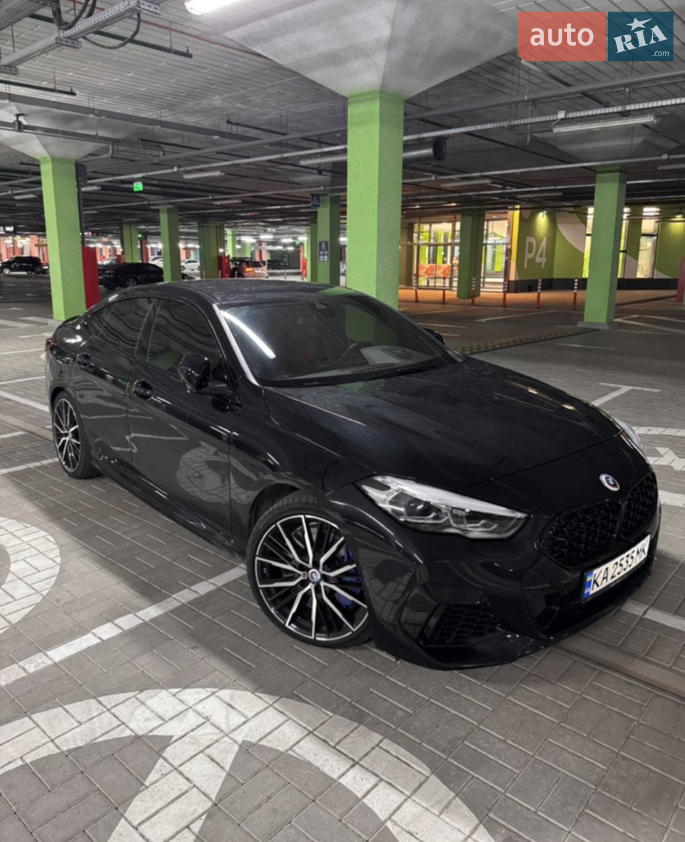 BMW M235i xDrive Gran Coupe, 2022 рік.
Автомобіль для тих, хто цінує динаміку, керованість і стиль, а не просто пересування.

Під капотом 2.0 турбо на 306 к.с. у парі з 8-
ступеневим автоматом та повним приводом xDrive. Розгін до 100 км/год близько 4,8 секунди, відмінна тяга з будь-яких обертів і впевнена поведінка за будь-якої погоди.

Зовні — строгий чорний колір та агресивний M-пакет. Салон — червона шкіряна оббивка, ефектний і зухвалий, той самий варіант «для справжнього сутенера». Стан відмінний, шкіра не затерта, виглядає дорого та привертає увагу. Посадка зручна, кермо гостре, підвіска зібрана, гальма M — автомобіль дарує справжні емоції від керування.

Технічно повністю справний, обслужений, без помилок і доробок. Доглянутий, використовувався акуратно. Прозора історія, офіційна реєстрація.

Авто для тих, хто хоче швидкий, стильний і сучасний BMW на кожен день з характером.

Місто Київ.33,800