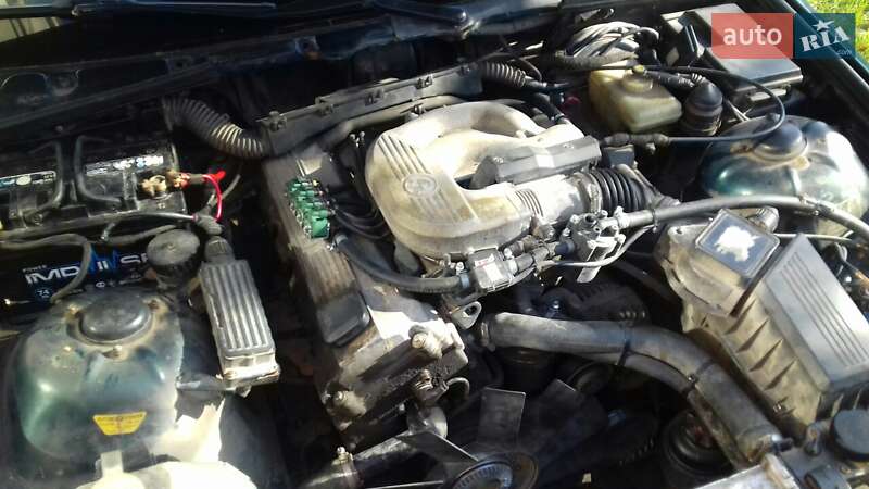 Седан BMW 3 Series 1994 в Львове