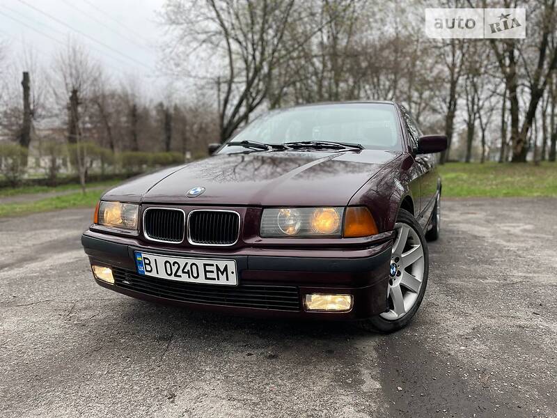 Седан BMW 3 Series 1993 в Хороле