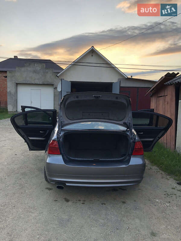 Седан BMW 3 Series 2009 в Сторожинці