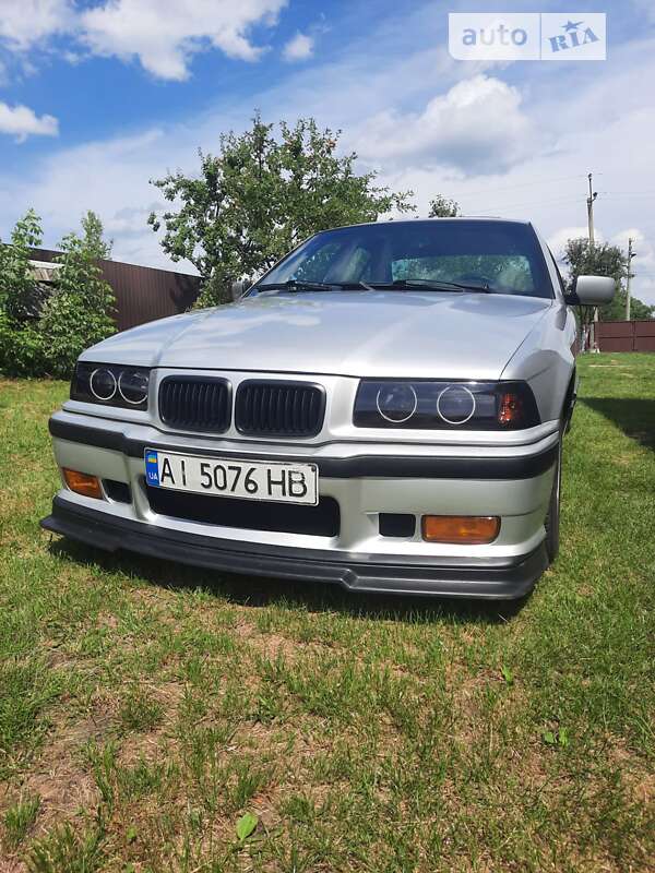 Седан BMW 3 Series 1993 в Киеве