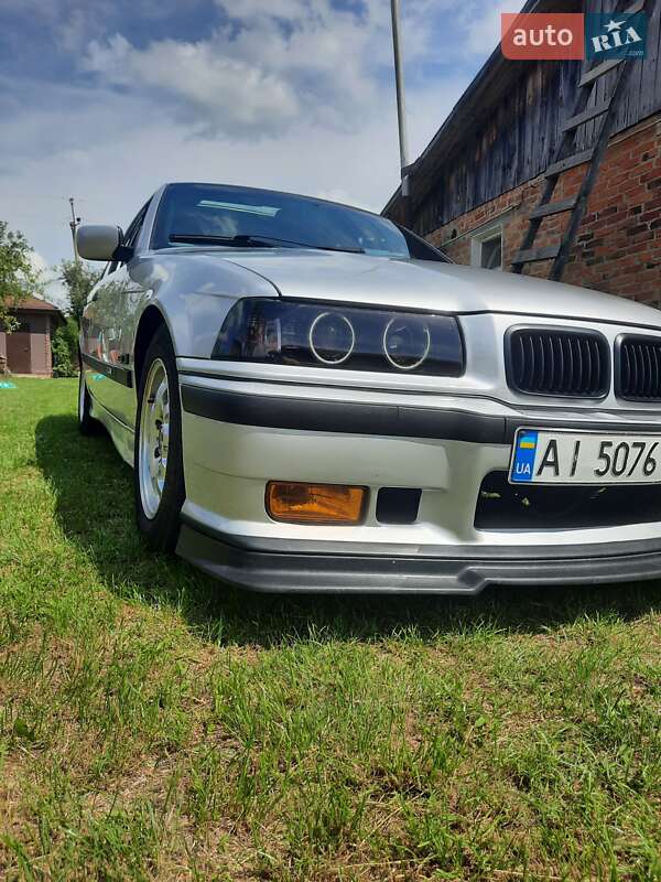 Седан BMW 3 Series 1993 в Киеве