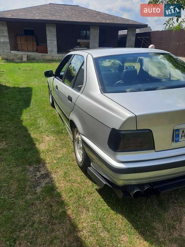 Седан BMW 3 Series 1993 в Киеве