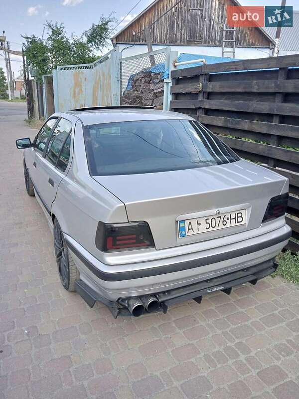 Седан BMW 3 Series 1993 в Киеве