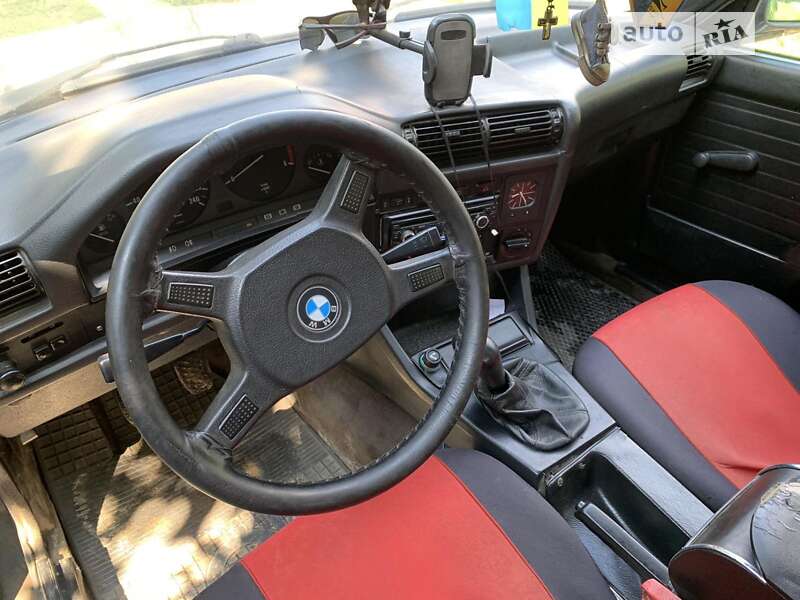 Седан BMW 3 Series 1987 в Млинове
