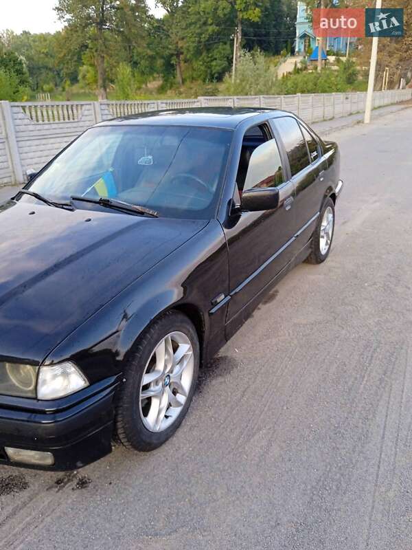 Седан BMW 3 Series 1992 в Виннице