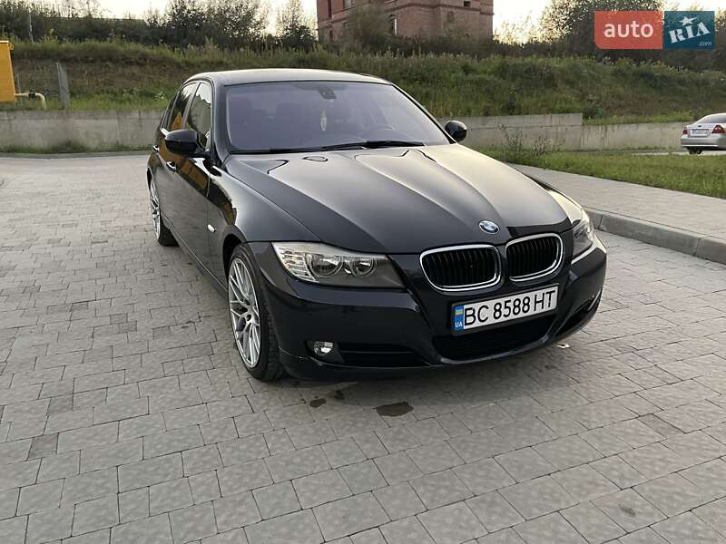 Седан BMW 3 Series 2010 в Новояворовске