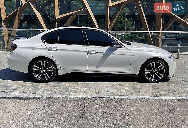 Седан BMW 3 Series 2016 в Киеве