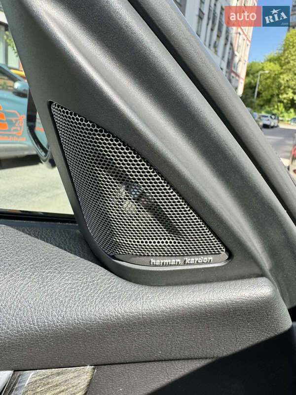 Седан BMW 3 Series 2016 в Львові