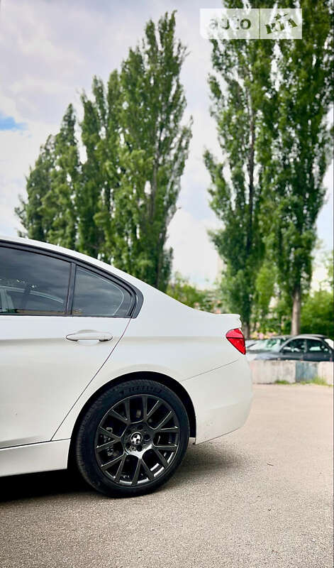 Седан BMW 3 Series 2016 в Киеве