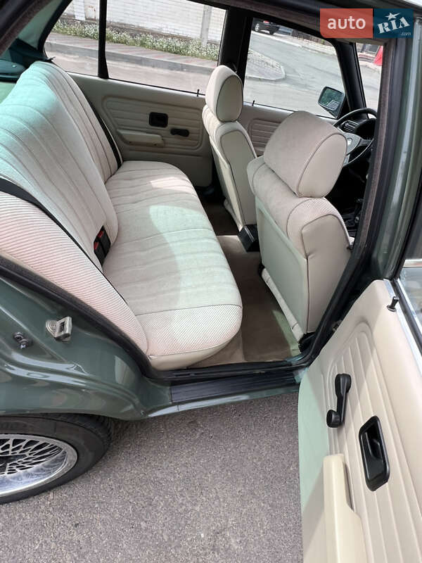 Седан BMW 3 Series 1984 в Киеве