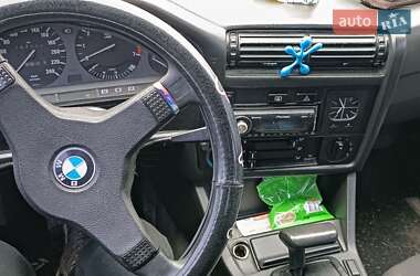 Седан BMW 3 Series 1984 в Чернівцях