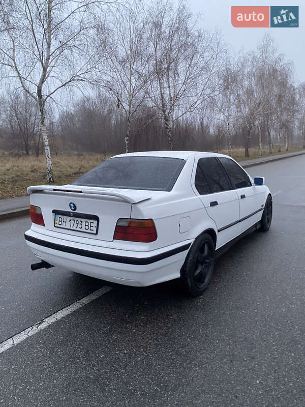 Седан BMW 3 Series 1991 в Запорожье