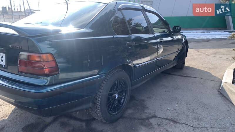 Седан BMW 3 Series 1994 в Павлограде