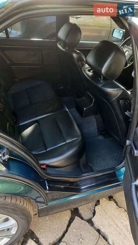 Седан BMW 3 Series 1994 в Павлограде