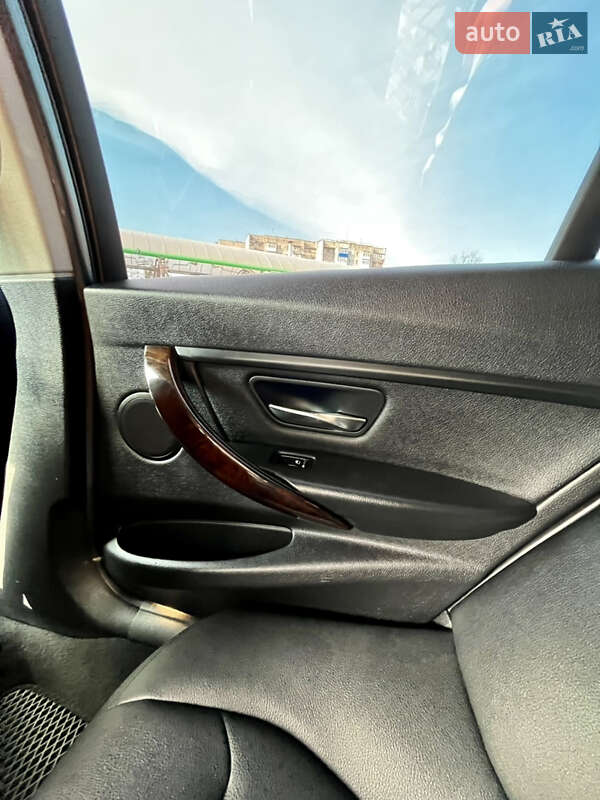 Седан BMW 3 Series 2016 в Кропивницком