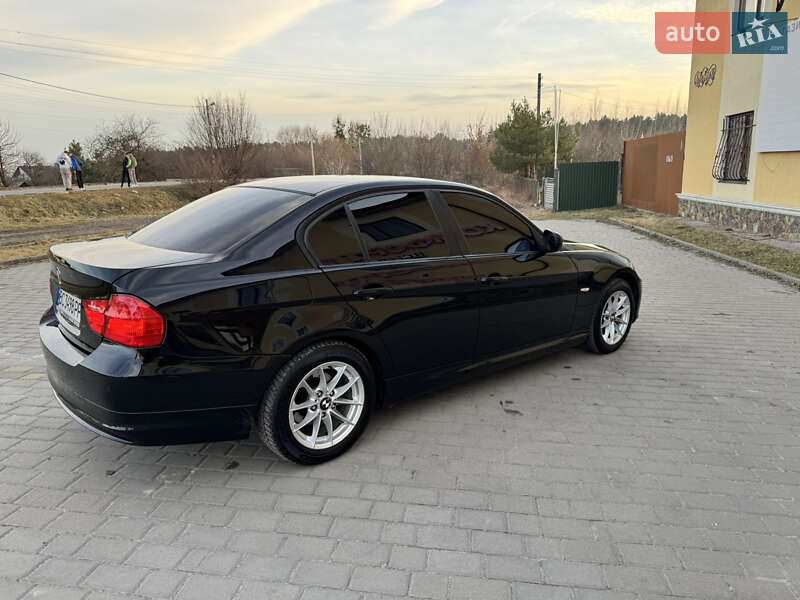Седан BMW 3 Series 2010 в Львові