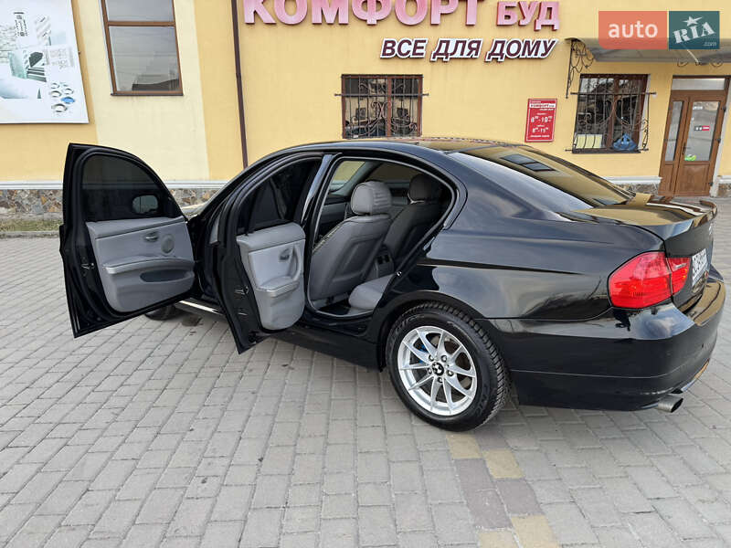 Седан BMW 3 Series 2010 в Львові