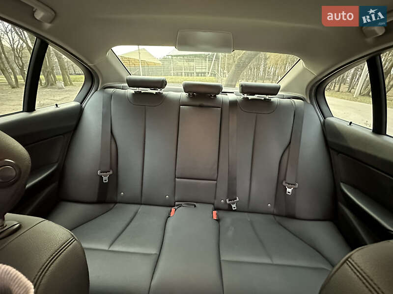 Седан BMW 3 Series 2016 в Львові