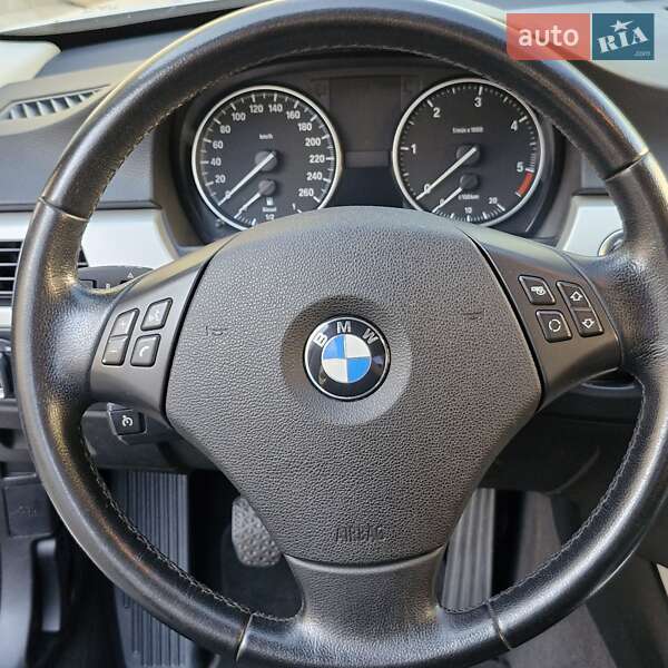 Седан BMW 3 Series 2011 в Сваляві