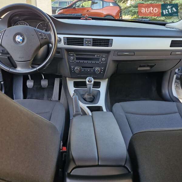 Седан BMW 3 Series 2011 в Сваляві