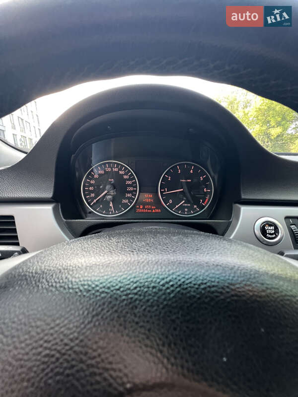 Седан BMW 3 Series 2005 в Новояворовске