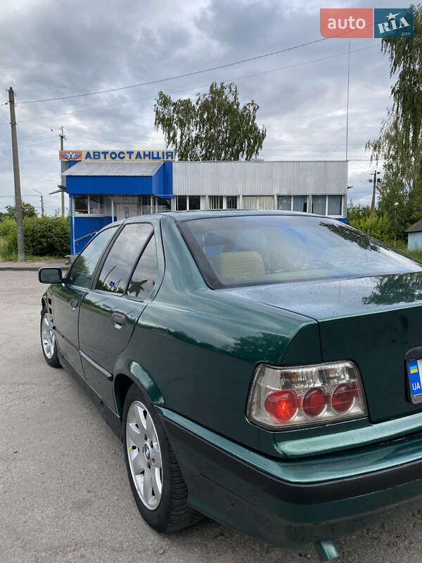 Седан BMW 3 Series 1993 в Острозі