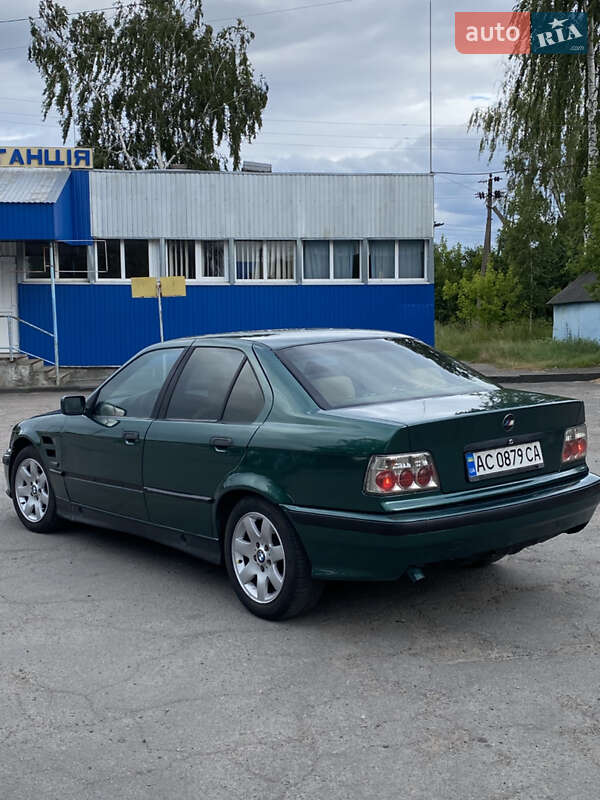 Седан BMW 3 Series 1993 в Острозі