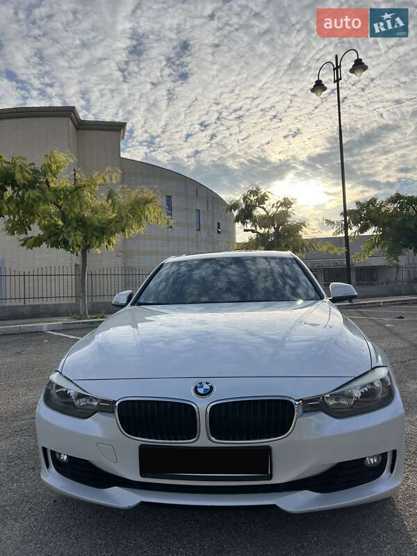 Седан BMW 3 Series 2013 в Львові