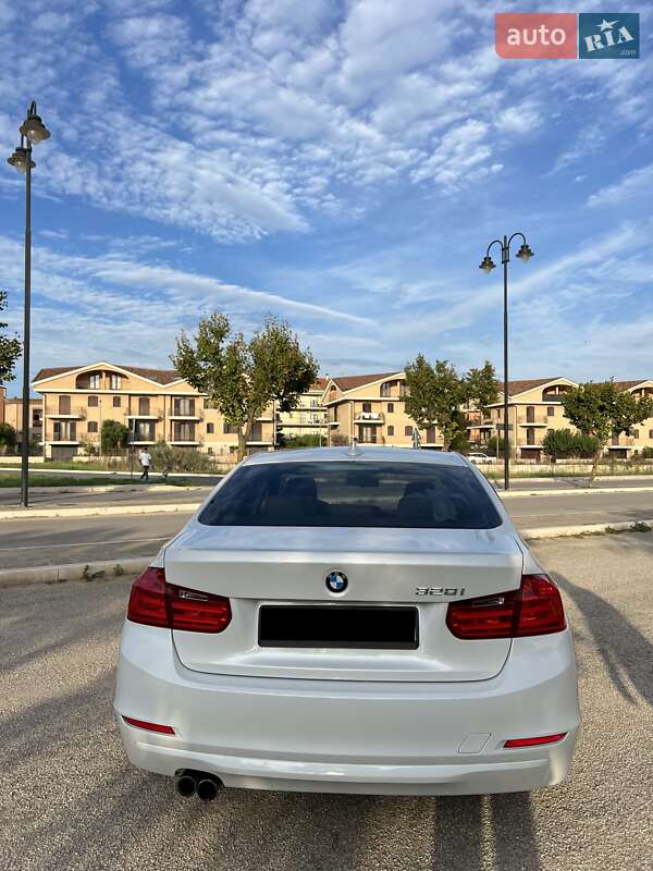 Седан BMW 3 Series 2013 в Львові