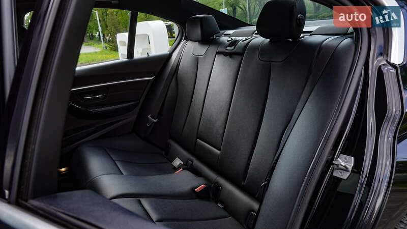 Седан BMW 3 Series 2016 в Львові