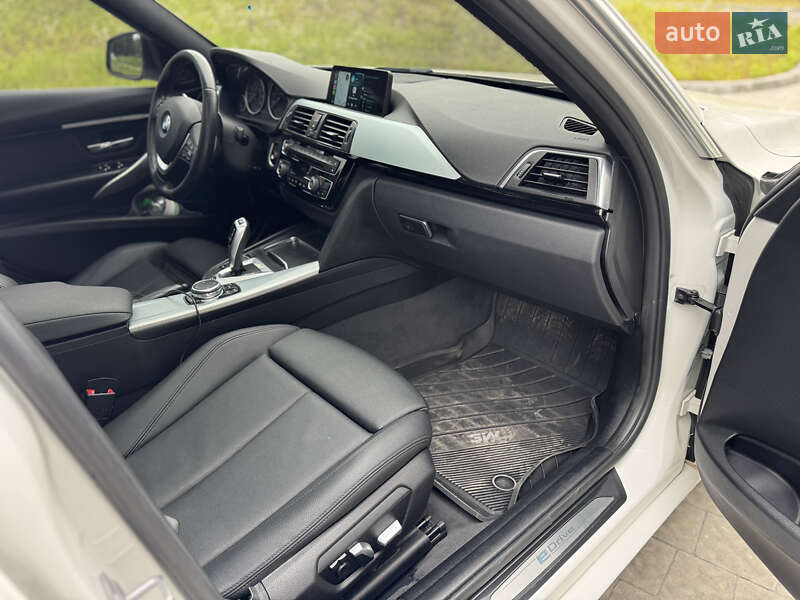 Седан BMW 3 Series 2016 в Львове