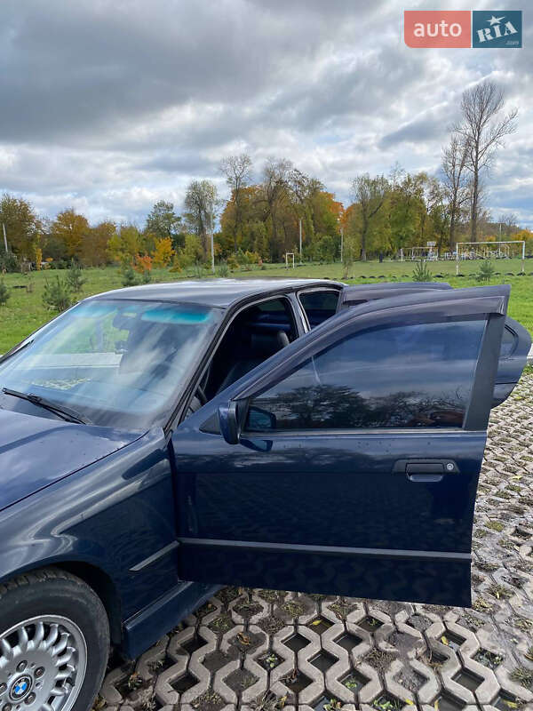 Седан BMW 3 Series 1993 в Коломые