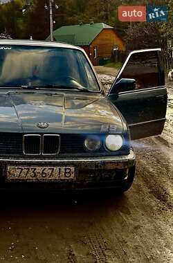 Седан BMW 3 Series 1985 в Рахове
