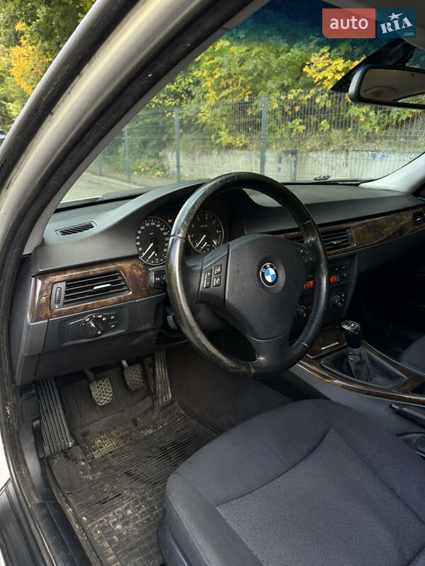 Седан BMW 3 Series 2005 в Львове